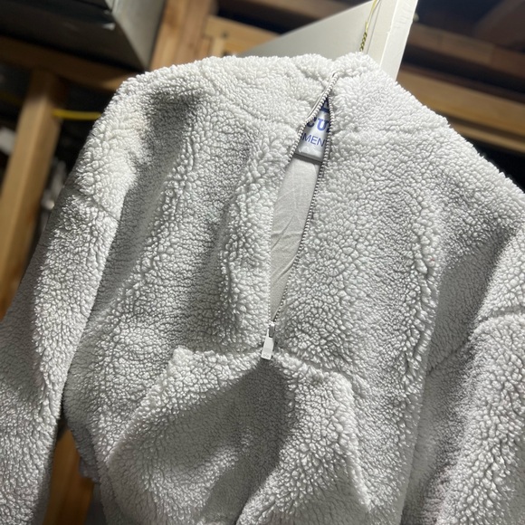 ALO Women's Cozy White Sherpa Quarter Zip NWOT - Picture 2 of 5